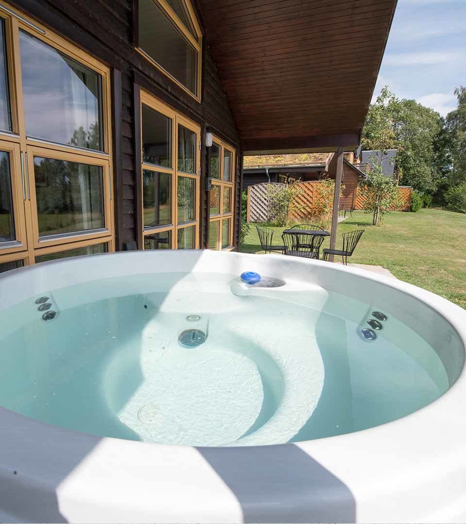 A hot tub outside a Chalet at Loch Lomond Waterfront