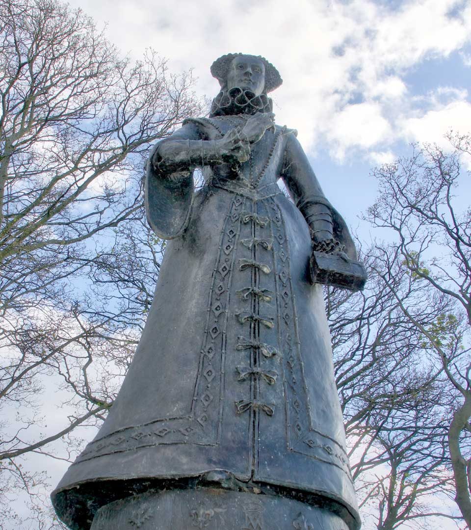 Statue of Mary Queen of Scots at Linlithgow Palace