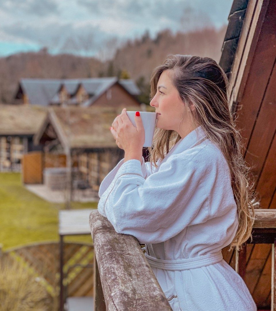 Influencer stay in Scotland, Mariana Alonso relaxes on the balcony