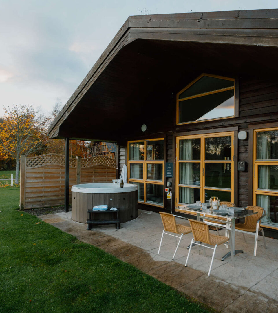 Lodge with hot tub at Loch Lomond Waterfront